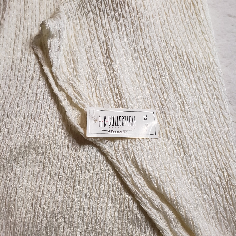 HK Collectible Blouse - Picture 5 of 6
